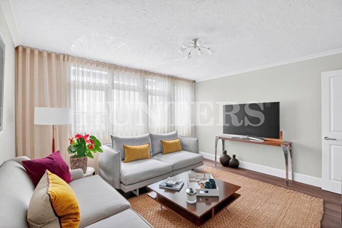 3 Bedroom Flat For Sale In Edgecot Grove, London, N15