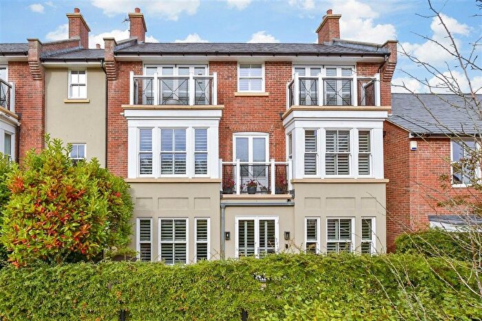 2 Bedroom Flat For Sale In Shoesmith Lane, Kings Hill, West Malling, Kent, ME19