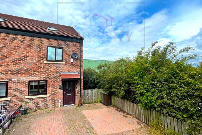 3 Bedroom Town House To Rent In Waterpark View, Kinsley, Pontefract, West Yorkshire, WF9