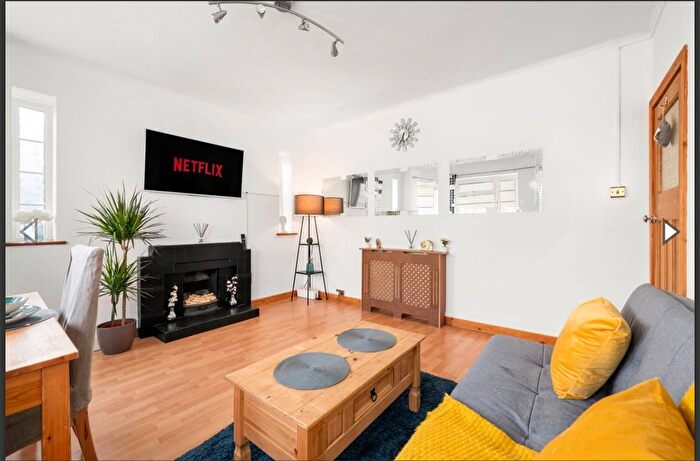 2 Bedroom Flat To Rent In Crownstone Road, London, SW2