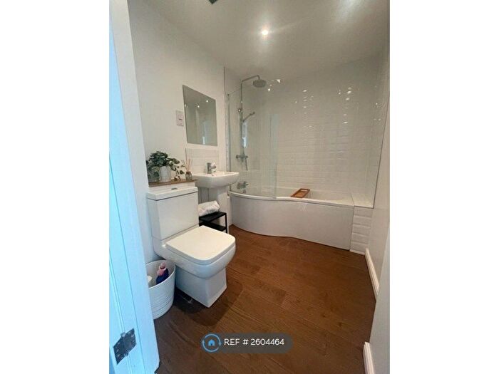 2 Bedroom Flat To Rent In Oyster Wharf, London, SW11