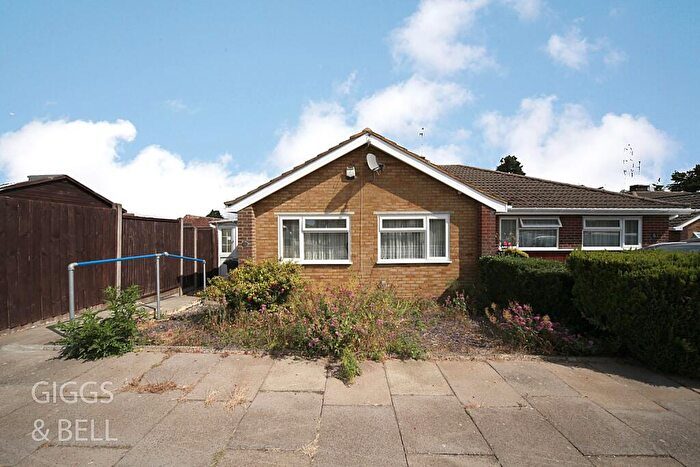 3 Bedroom Semi-Detached Bungalow For Sale In Ripley Road, Luton, Bedfordshire, LU4