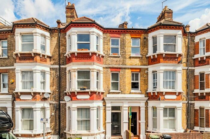 3 Bedroom Flat To Rent In Crewdson Road, London, SW9