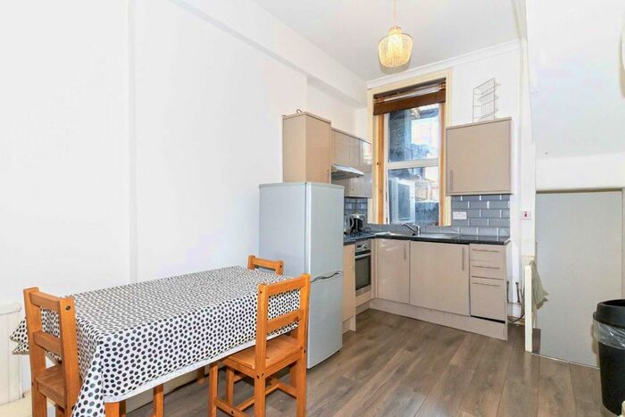 2 Bedroom Flat To Rent In Earls Court Road, London, SW5
