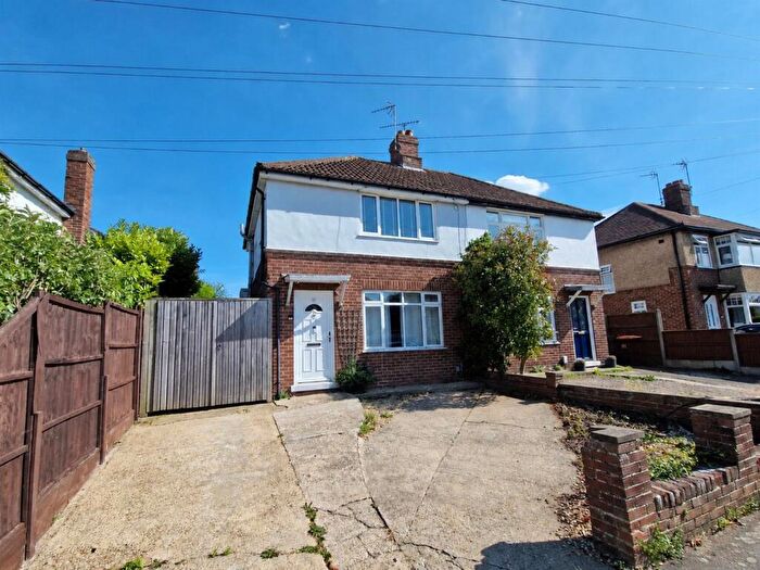 3 Bedroom Semi Detached House For Sale In Deacon Avenue, Kempston, Bedford, MK42