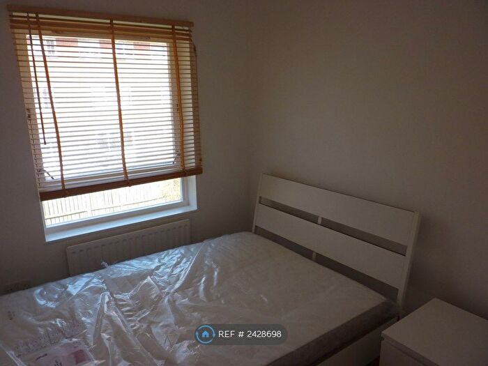 3 Bedroom Flat To Rent In Clark Street, London, E1