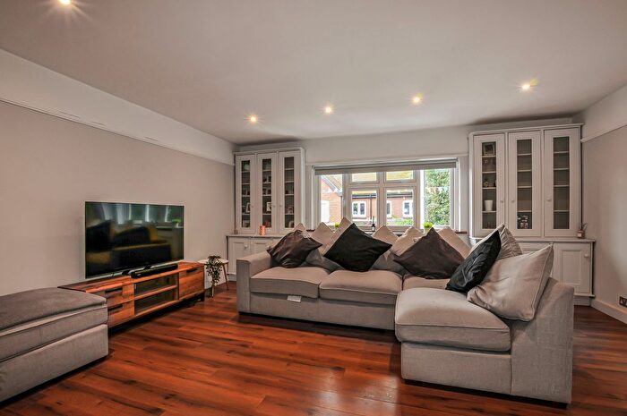 3 Bedroom Flat For Sale In Churchfield Road, Chalfont St. Peter, Gerrards Cross, SL9