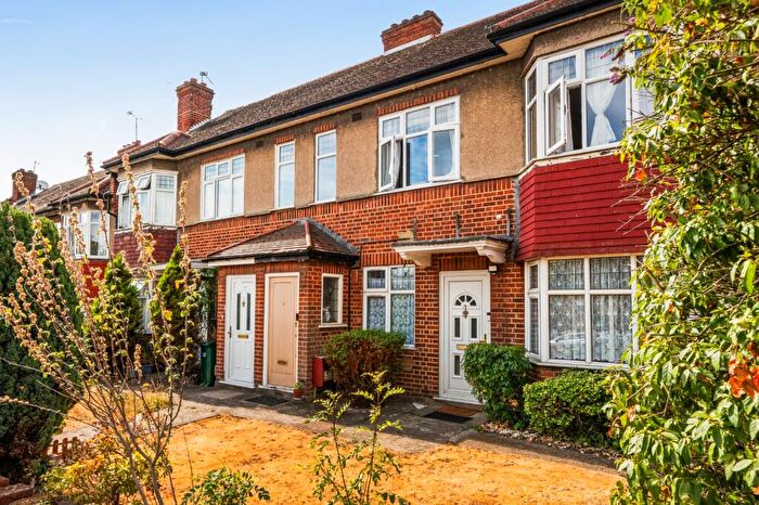 2 Bedroom Maisonette For Sale In Oakleigh Road North, London, N20
