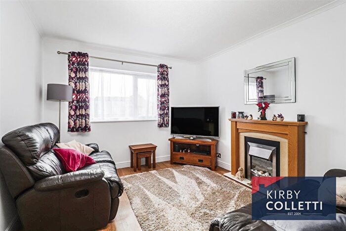 2 Bedroom Flat For Sale In Hertford Road, Hoddesdon, EN11