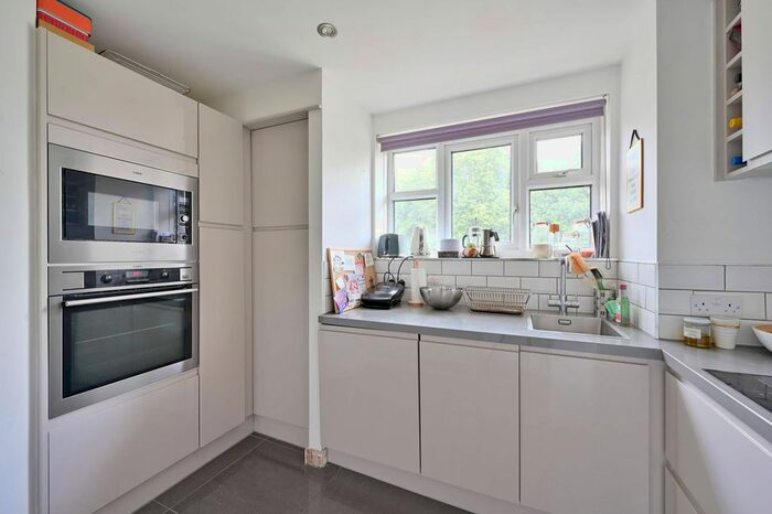 2 Bedroom Flat To Rent In Horne Way, West Putney, London, SW15