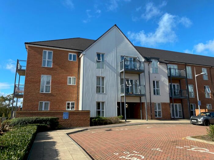 3 Bedroom Flat To Rent In Holmbush Mews, Faygate, Horsham, RH12