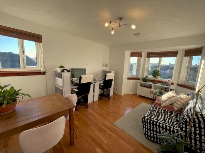 2 Bedroom Flat To Rent In Gogarloch Syke, Edinburgh, EH12