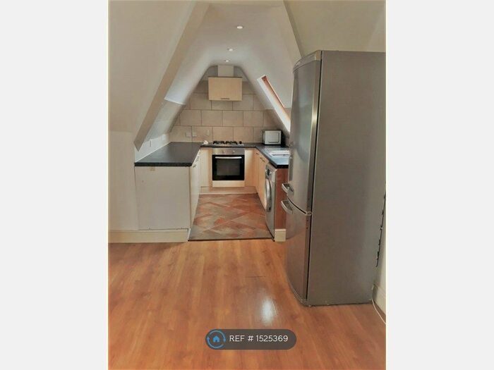 2 Bedroom Flat To Rent In Streatham Common North, London, SW16