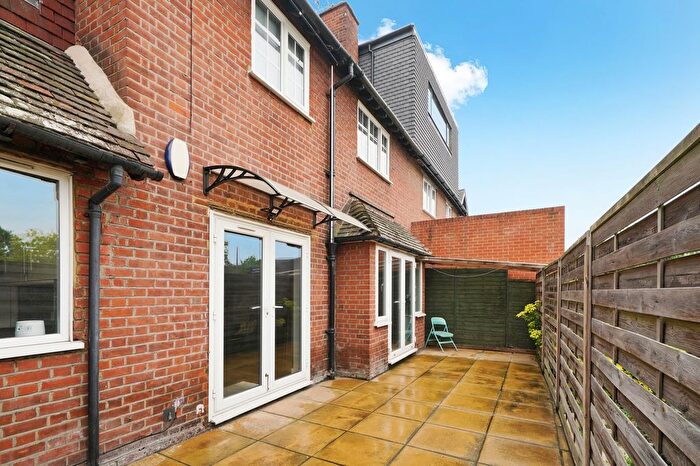 3 Bedroom Flat To Rent In Upper Richmond Road West, London, TW10