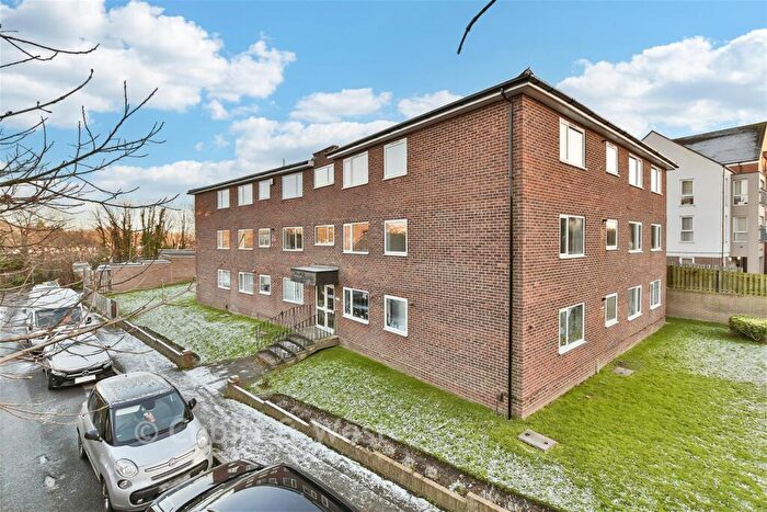 2 Bedroom Flat For Sale In Woodlands Road, Redhill, Surrey, RH1