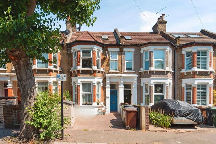 3 Bedroom Flat To Rent In Vicarage Road, Leyton, London, E10