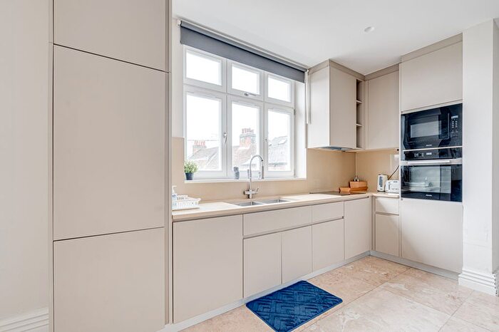 2 Bedroom Flat To Rent In Chesterford Gardens, London, NW3