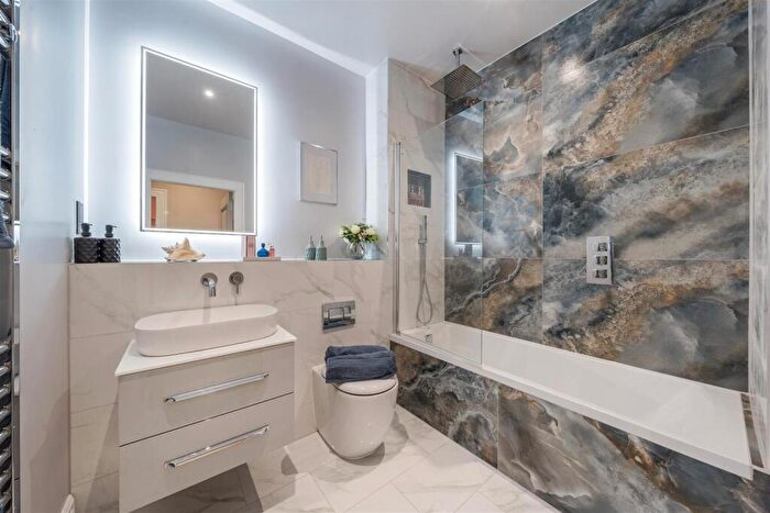 2 Bedroom Apartment For Sale In Shootersway, Berkhamsted, HP4