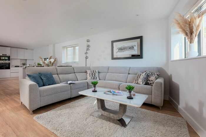 3 Bedroom Flat To Rent In Cliff Road, Falmouth, TR11