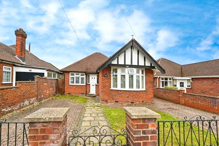 3 Bedroom Bungalow For Sale In Welbury Avenue, Luton, Bedfordshire, LU3