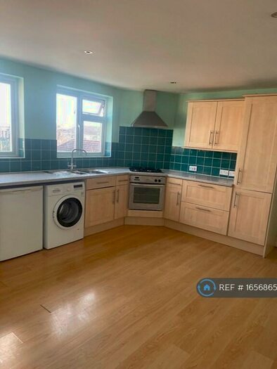 2 Bedroom Flat To Rent In Central Avenue, West Molesey, KT8