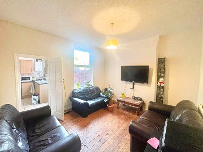 5 Bedroom Detached House To Rent In Midland Avenue, Nottingham, NG7