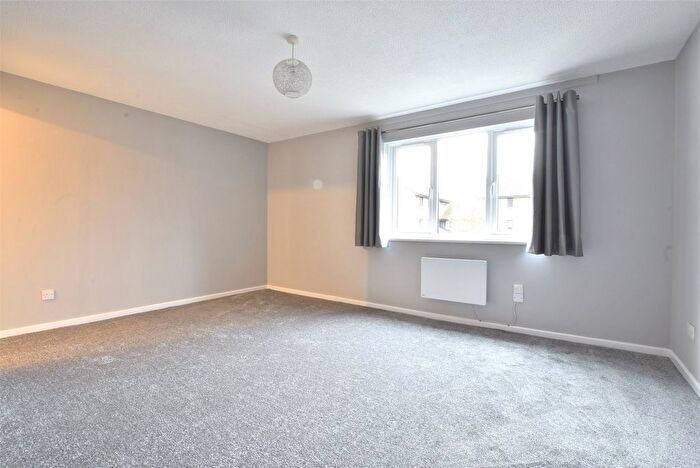 Studio To Rent In Whitecroft, Horley, Surrey, RH6