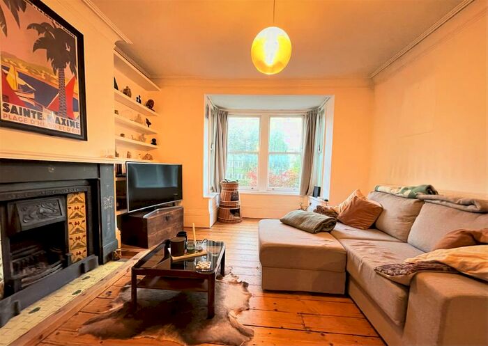 2 Bedroom Apartment To Rent In Peckham Road, Camberwell, London, SE5
