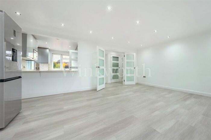 2 Bedroom Flat To Rent In Wayside, London, NW11