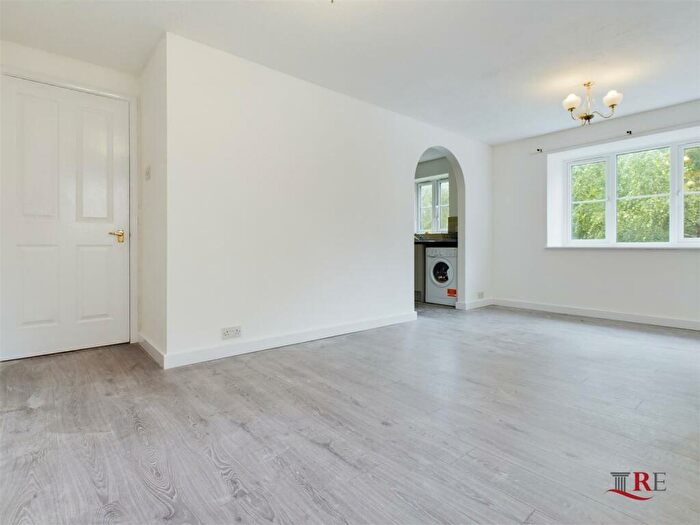 1 Bedroom Flat To Rent In Kingfisher Way, London, NW10