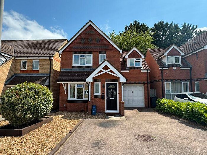 3 Bedroom Detached House For Sale In Collingwood Close, Luton, LU4