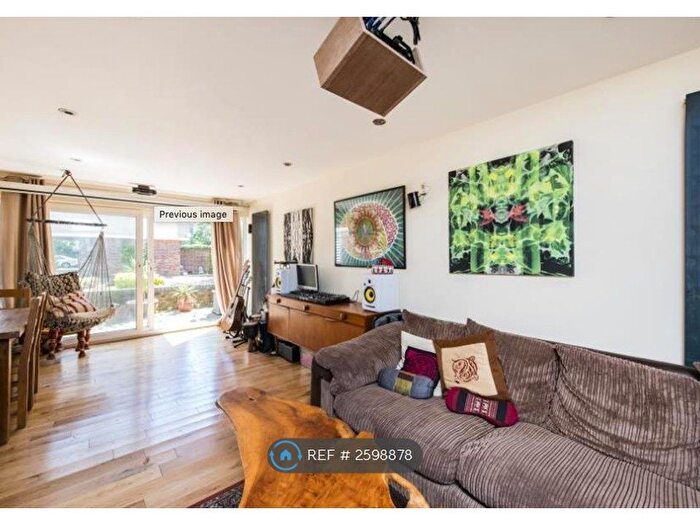 2 Bedroom Flat To Rent In Bloomsbury Close, London, W5