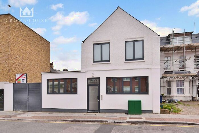 2 Bedroom Flat To Rent In Woodside Park Road, London, N12