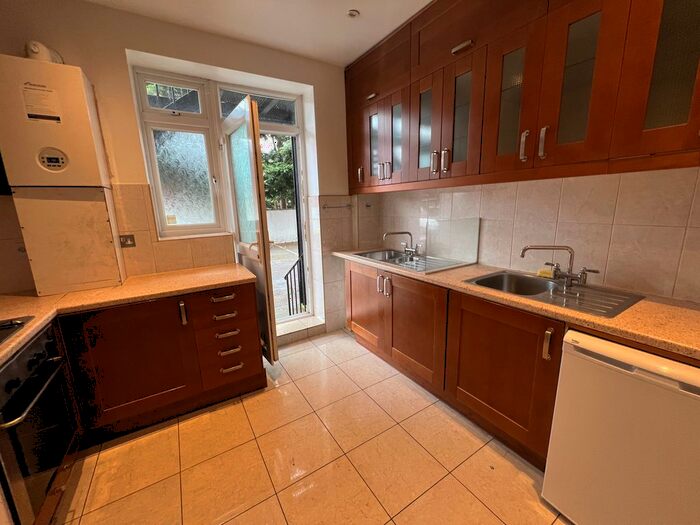 3 Bedroom Flat To Rent In Queens Road, London, NW4