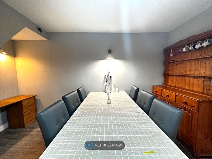 3 Bedroom Semi-Detached House To Rent In Turnpike Drive, Luton, LU3