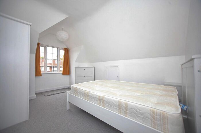 2 Bedroom Flat To Rent In Woodlands Court, Woodlands, Golders Green, NW11