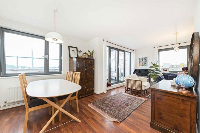 2 Bedroom Flat To Rent In Triangle Road, Hackney, E8