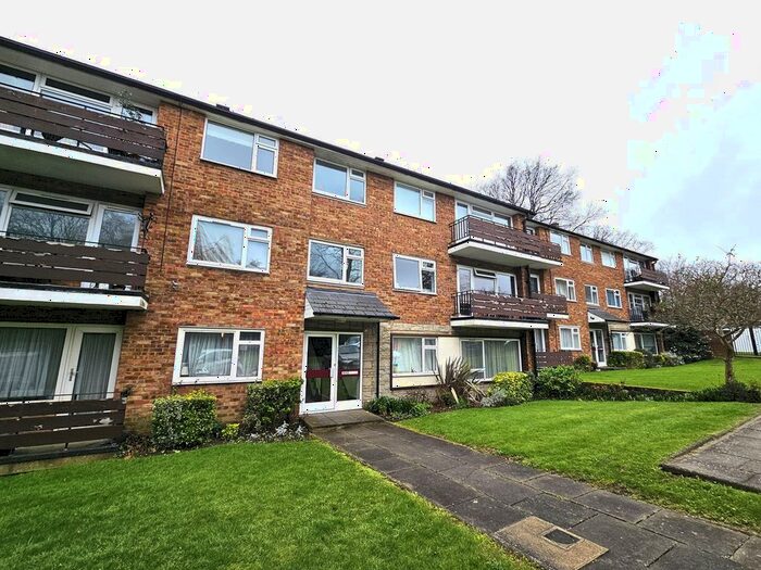 2 Bedroom Flat To Rent In Cedar Drive, East Finchley, N2
