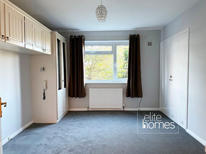 2 Bedroom Flat For Sale In Somerset Road, Barnet, EN5