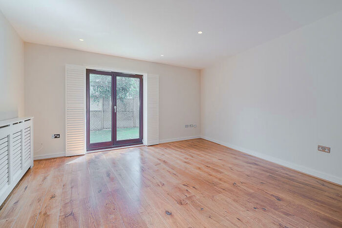 3 Bedroom Semi-Detached House To Rent In Magna Square, London, SW14