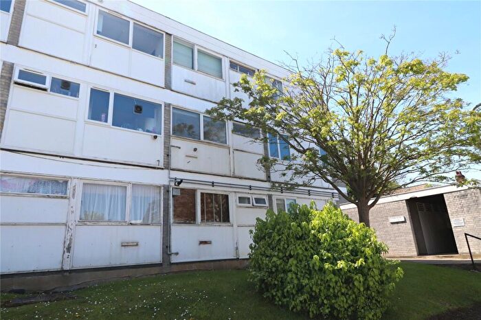 2 Bedroom Flat For Sale In Cameron Close, Brentwood, Essex, CM14