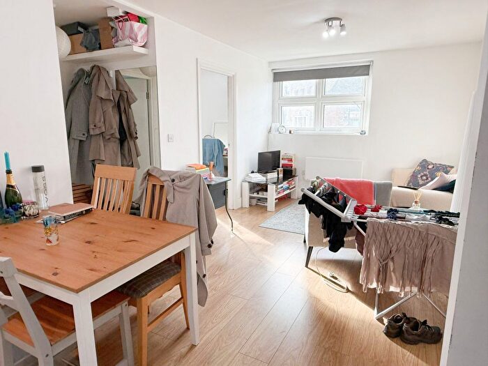 2 Bedroom Flat To Rent In Kingsland Road, London, E2