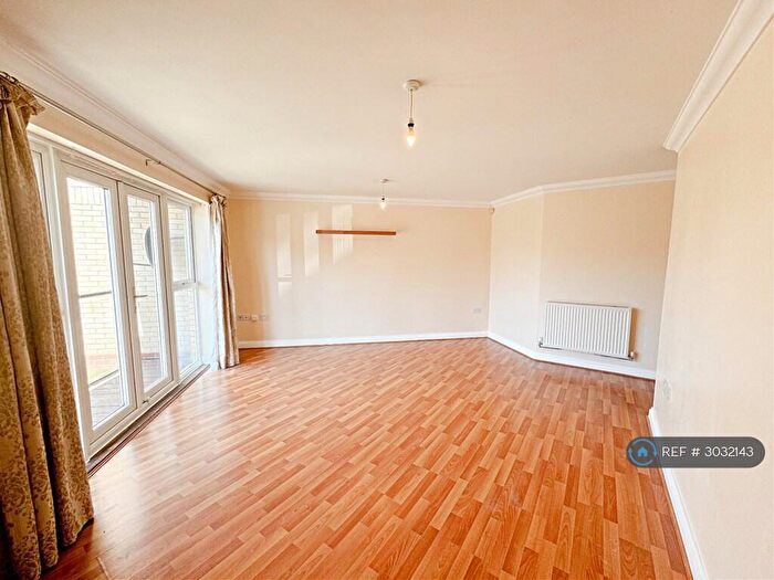 2 Bedroom Flat To Rent In Gloucester Court, Hatfield, AL10