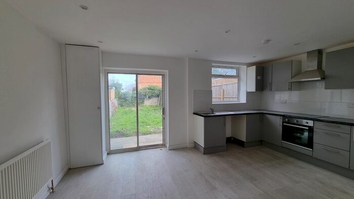 4 Bedroom Town House To Rent In Grangewood Avenue, Rainham, RM13