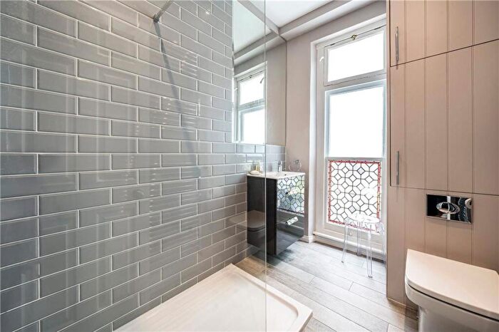 2 Bedroom Flat For Sale In Bolingbroke Grove, Between The Commons, SW11