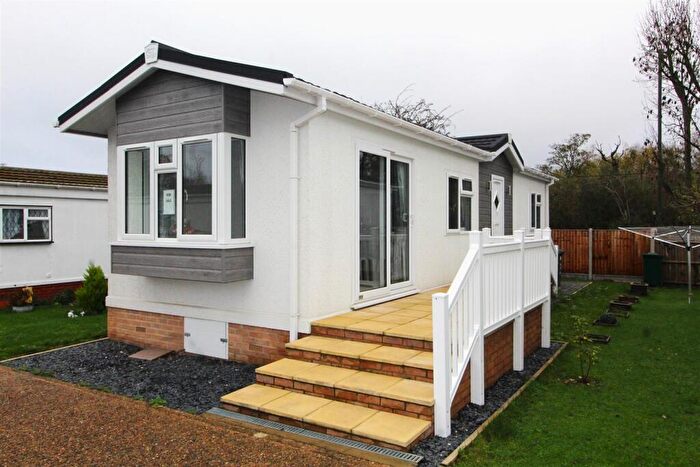 2 Bedroom Mobile Home For Sale In Arkley Park, Barnet ROa, EN5