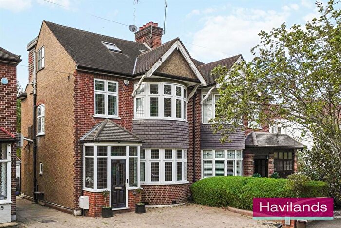 4 Bedroom House For Sale In Clarendon Way, London, N21