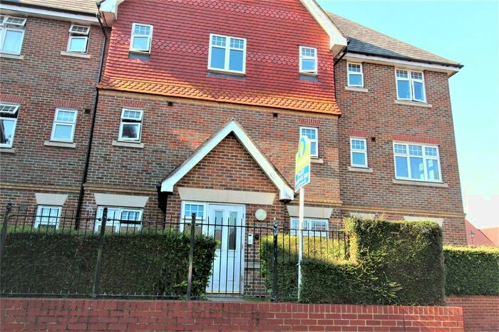 2 Bedroom Flat To Rent In Gravelly Field, Ashford, Kent, TN23