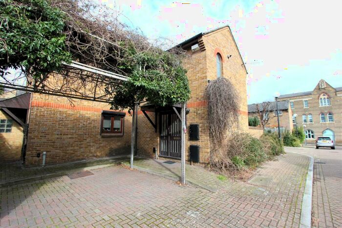 1 Bedroom Town House To Rent In Vinegar Street, Wapping, E1W