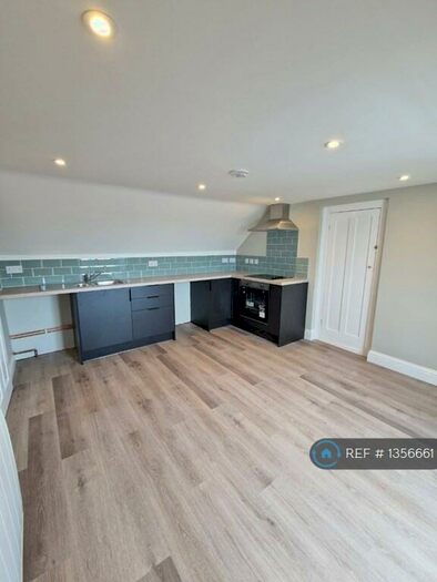 1 Bedroom Flat To Rent In Undercliff Road West, Felixstowe, IP11